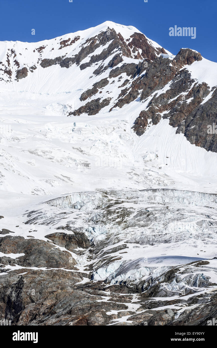 Glacier en recul sur l'Aiguille des Glaciers dans le massif du Mont Blanc en Val Veny dans les Alpes italiennes, Italie Banque D'Images