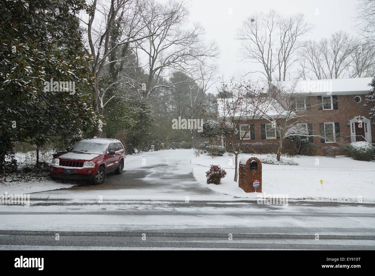 La neige en brique d'Atlanta à la maison et en voiture Banque D'Images