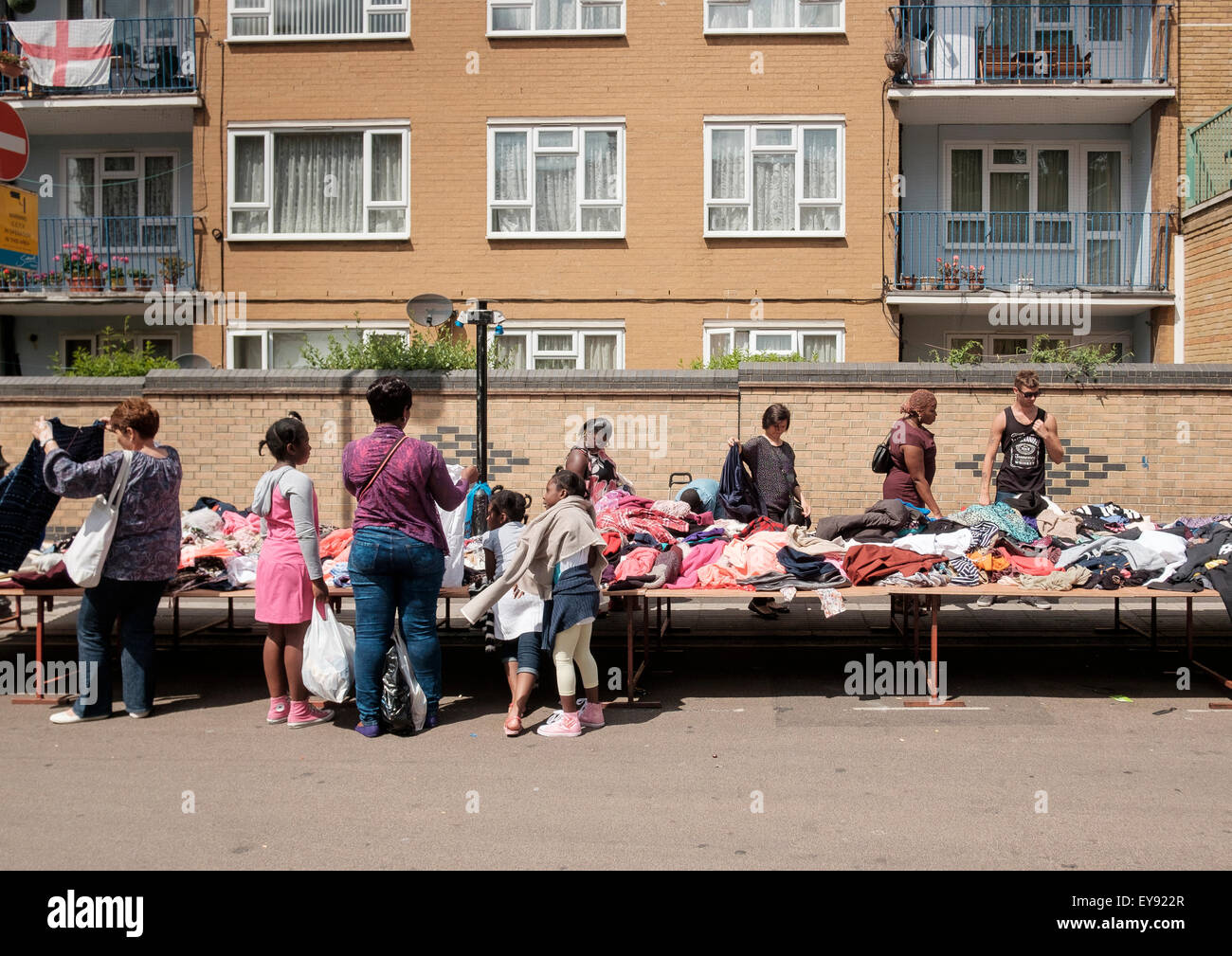 Une échoppe de marché de rue qui vendent des vêtements à l'East Street market, juste à côté de Walworth Road, Southwark, Londres Banque D'Images