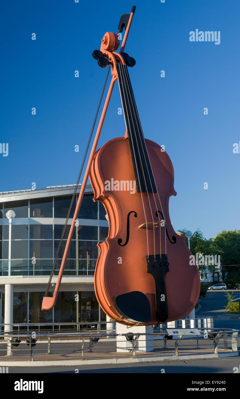 Violon du grand Ceilidh, le plus grand violon du monde, à l'Esplanade,  Sydney, île du Cap-Breton, Canada Photo Stock - Alamy