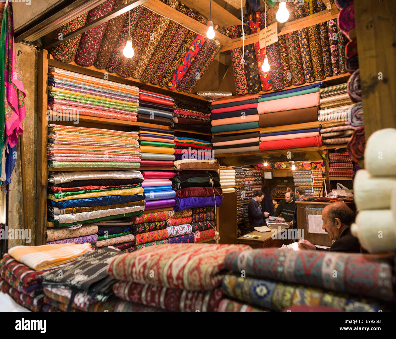 Boutique Textile dans le Grand Bazar, Istanbul, Turquie Boutique Textile dans le Grand Bazar, Istanbul, Turquie