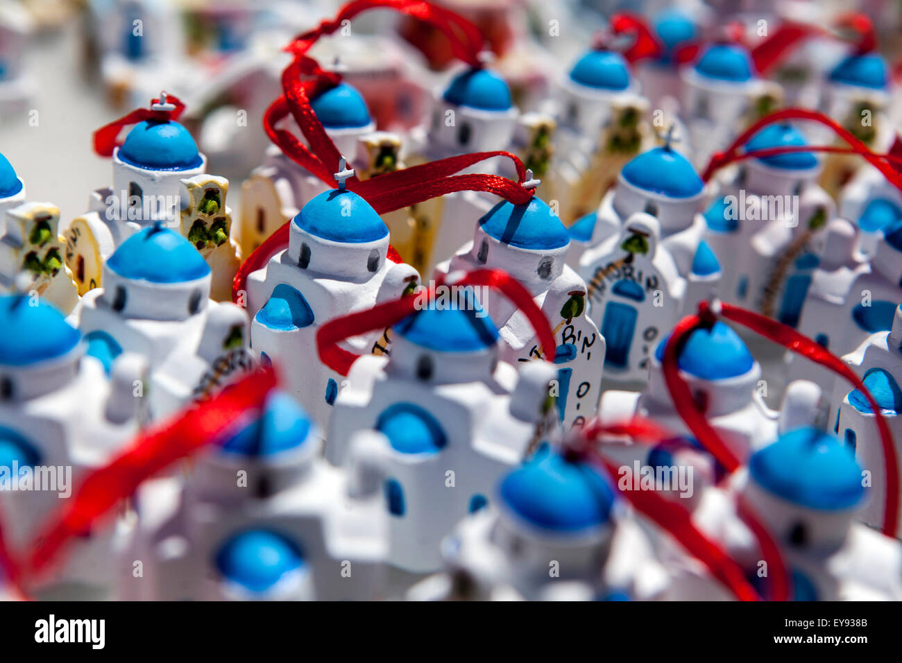Boutique de souvenirs Santorini avec dômes bleus typiques Oia, Santorini, Cyclades, Grèce, Europe Banque D'Images