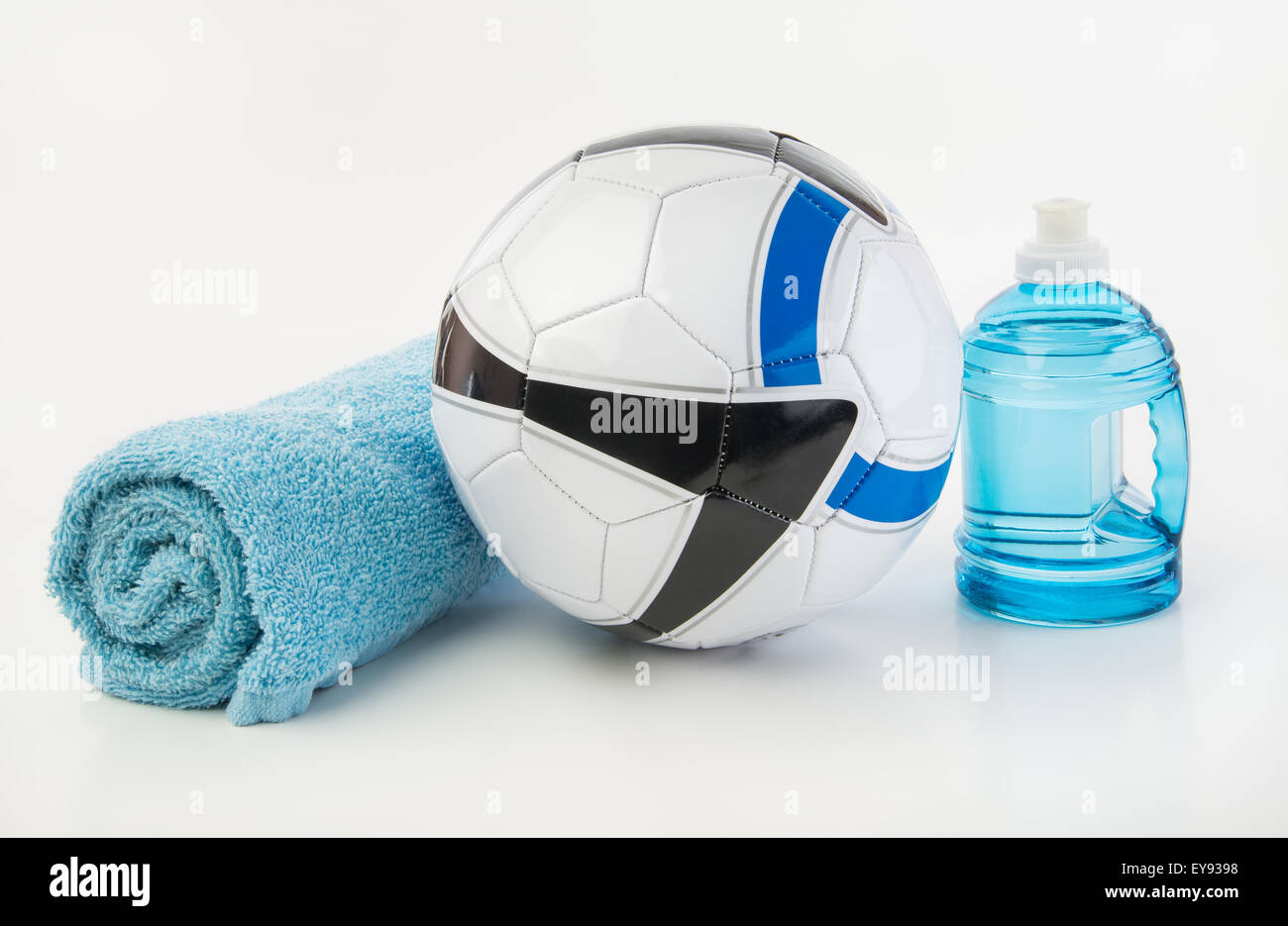 Ballon de soccer avec une serviette et une bouteille d'eau Banque D'Images