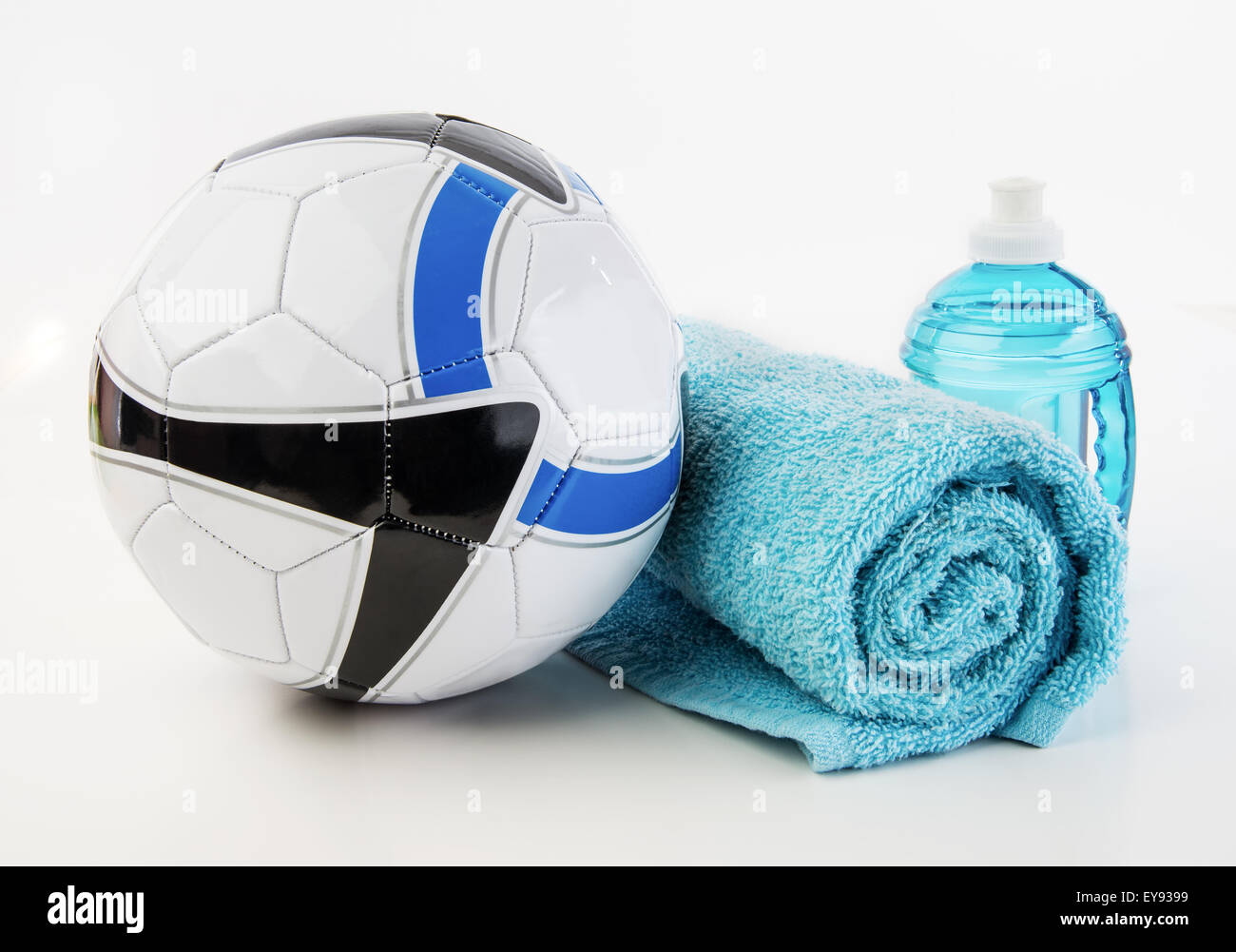 Ballon de soccer avec une serviette et une bouteille d'eau Banque D'Images