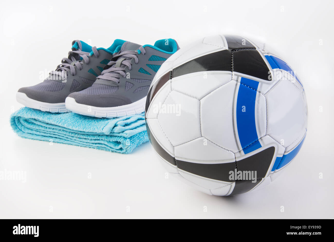 Ballon de soccer avec de bonnes chaussures de sport pour la course Banque D'Images
