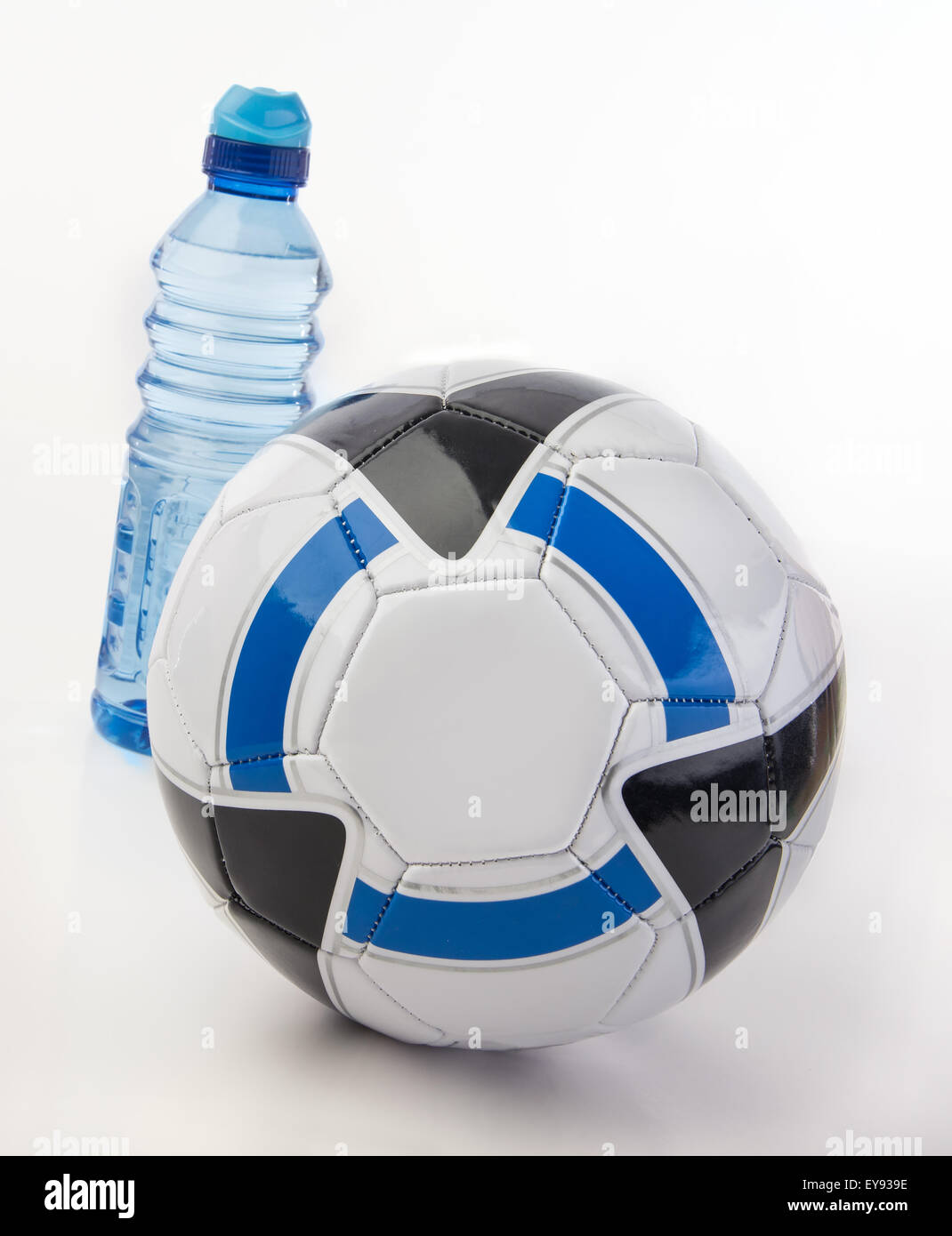 Ballon de soccer et une bouteille d'eau pour l'hydratation Banque D'Images