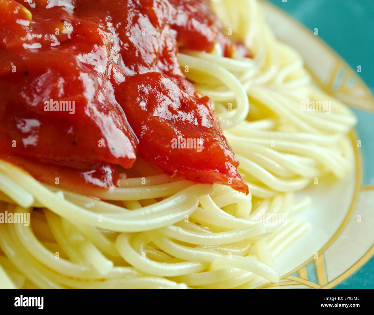 Pasta al pomodoro - Italian food généralement préparés avec des pâtes, l'huile d'olive, tomates, basilic frais Banque D'Images