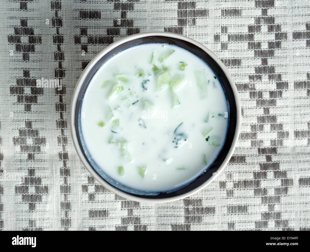 - Cacık plat turc de gestionnaires chevronnés, tendues ou yogourt dilué Banque D'Images