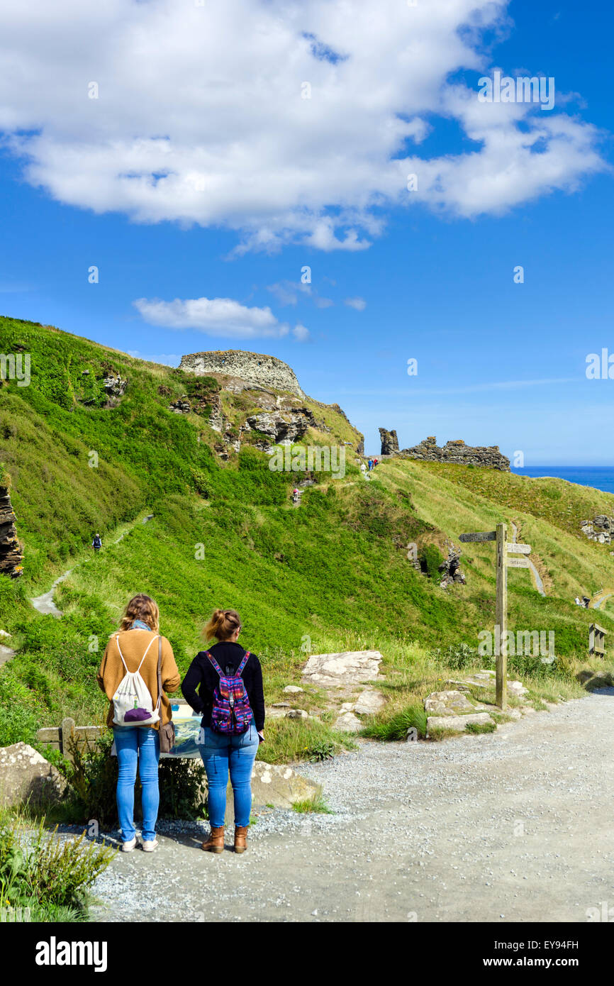 Les touristes sur le chemin jusqu'au château de Tintagel, un site lié à la légende du Roi Arthur, Cornwall, England, UK Banque D'Images