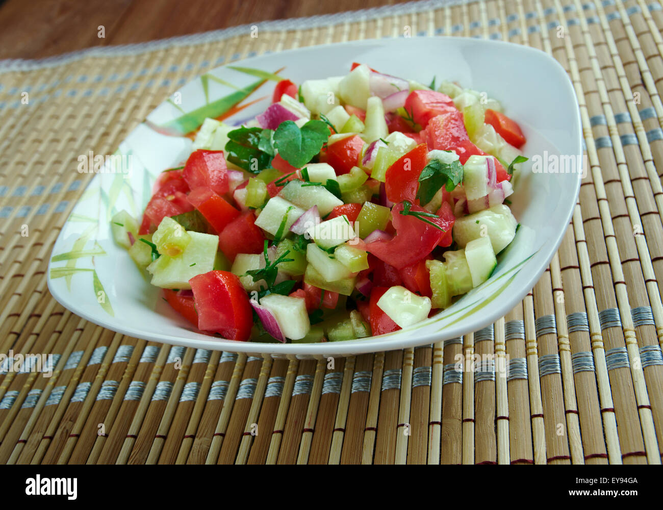 Kachumbari - tomate fraîche et l'oignon salade. populaire dans les cuisines de région des Grands Lacs africains. Banque D'Images
