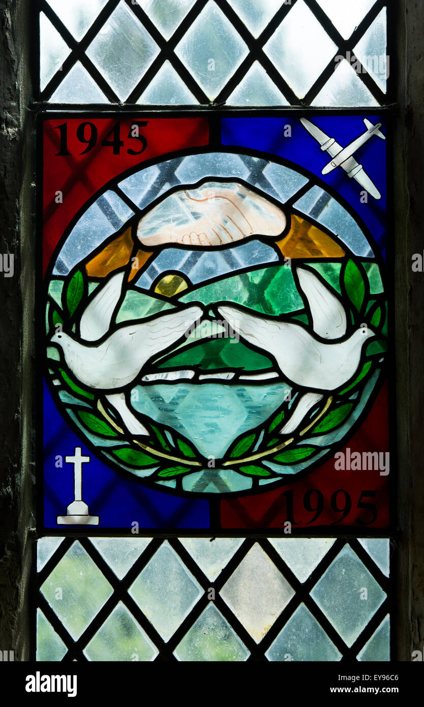 Cinquante ans de paix de vitraux, l'église Holy Trinity, Shenington, Oxfordshire, England, UK Banque D'Images