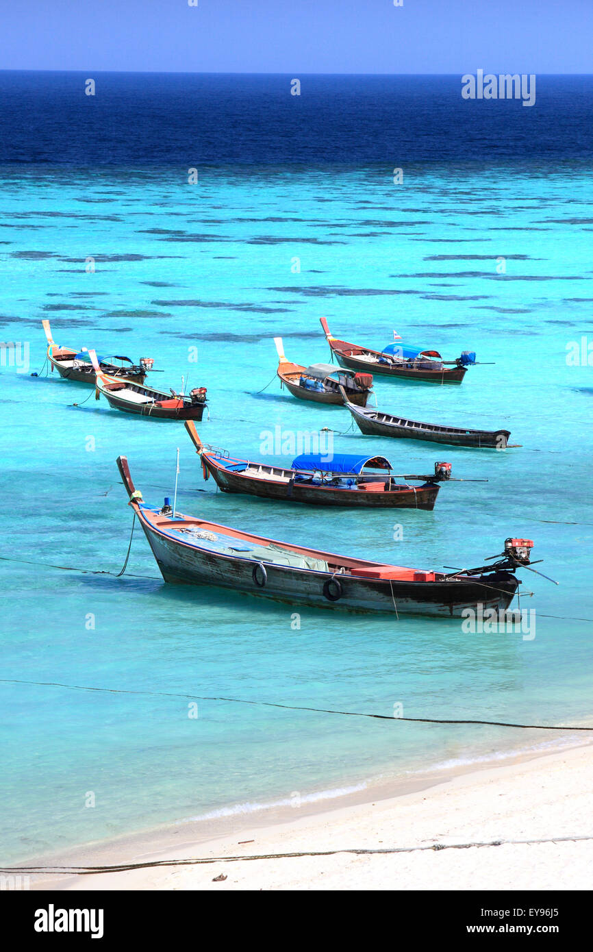 Des bateaux de pêche à Lipe plage de la mer d'Andaman, en Thaïlande Province de Satun Banque D'Images