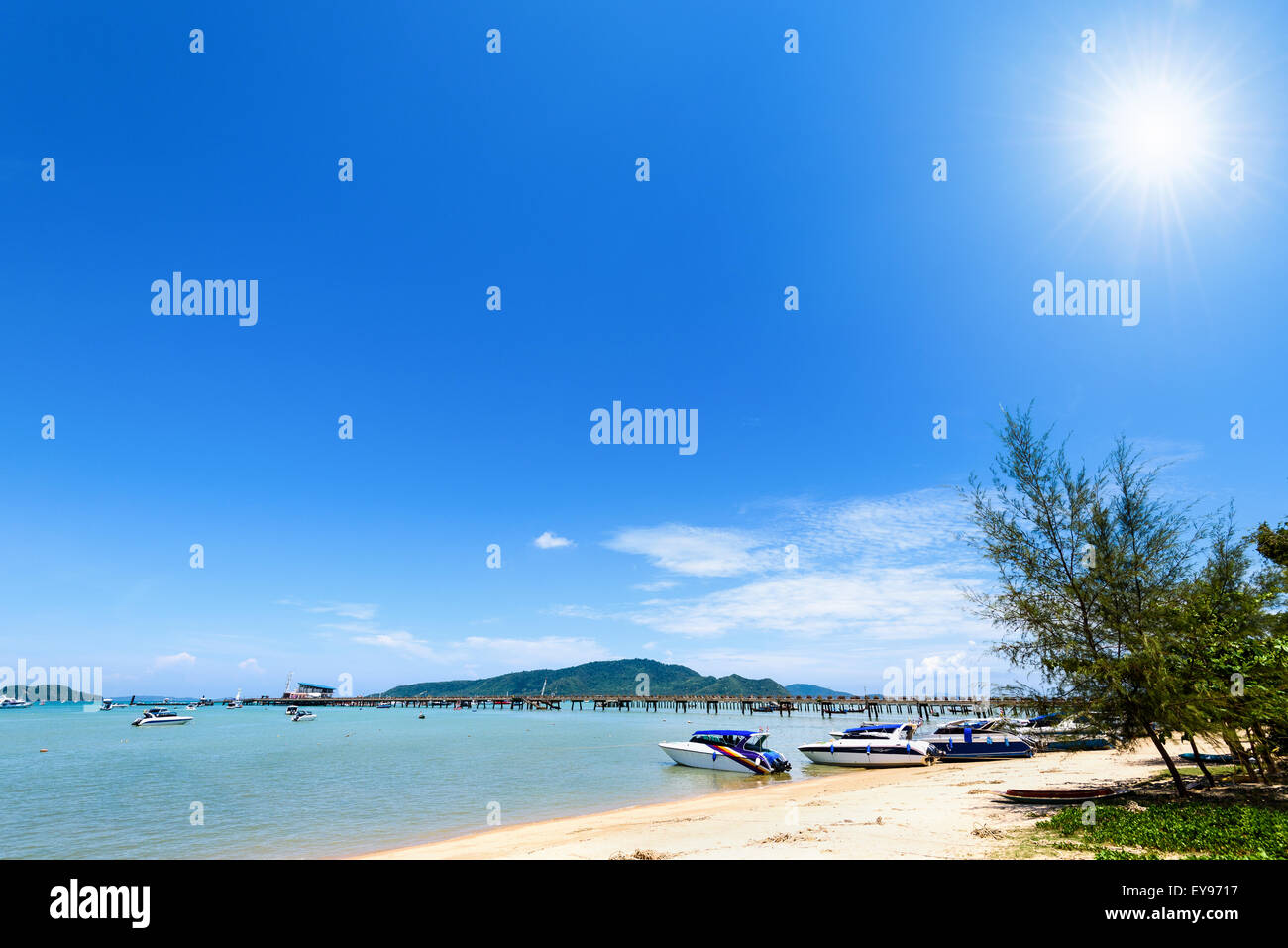 Plage de la zone portuaire pour les touristes se rendant à la mer sous le soleil de l'été à Ao Chalong Bay attractions célèbres dans l'île de Phuket Banque D'Images