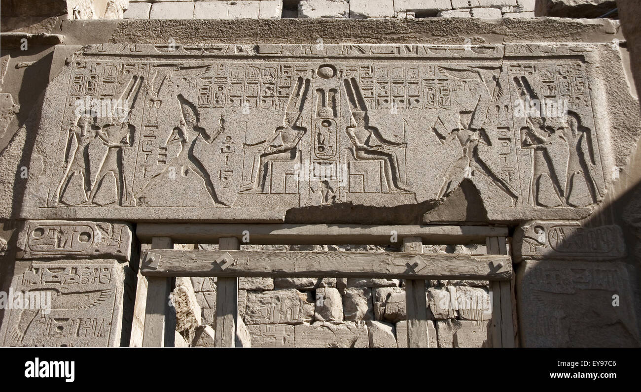 Louxor, Egypte. Temple de Louxor (Ipet resyt) : une architrave avec la course du Heb-Sed Usermaatra Setepenra du roi Ramsès II Banque D'Images