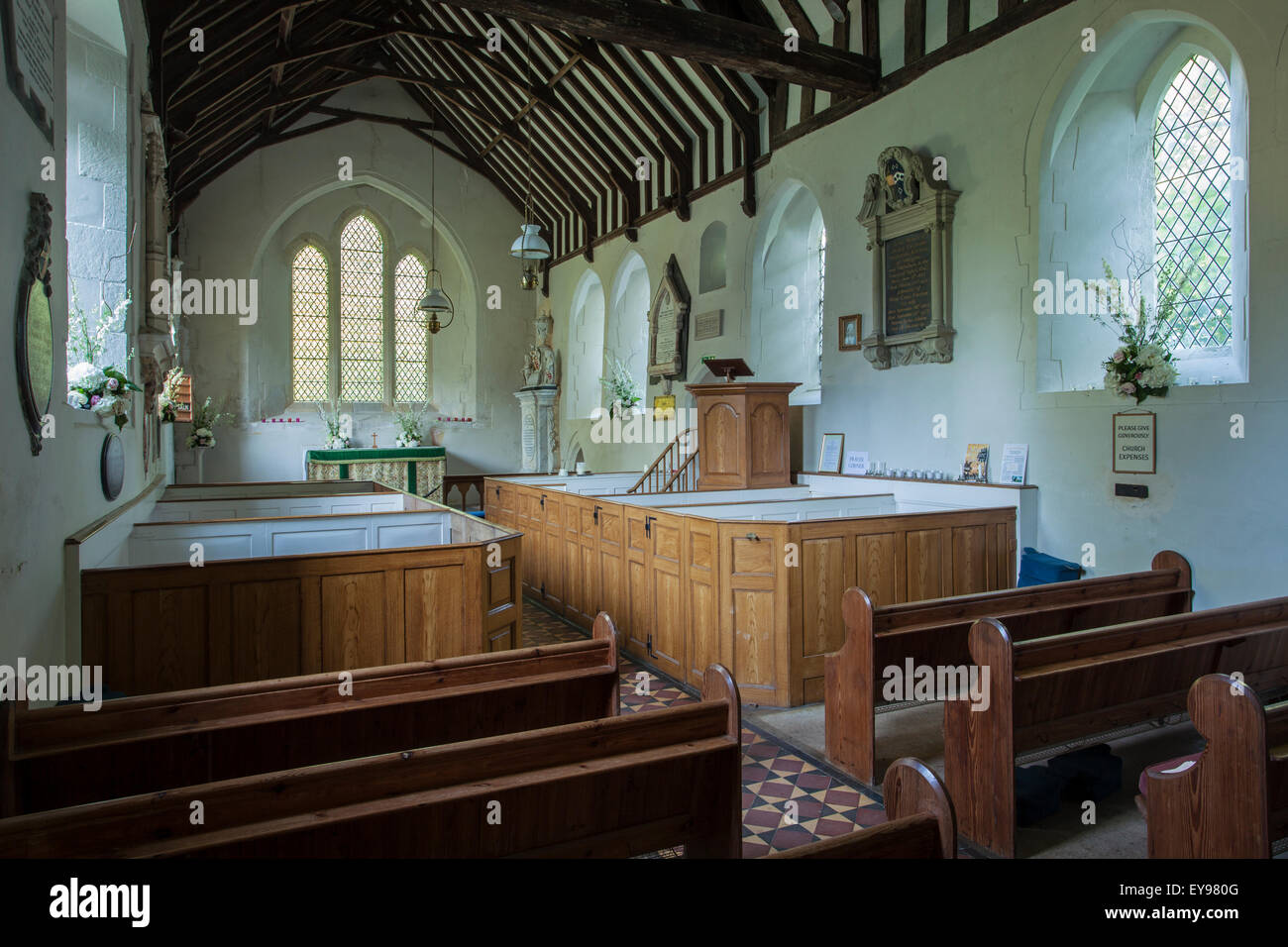 Intérieur de l'église St Pierre en Folkington près de Polegate, East Sussex, Angleterre. Banque D'Images