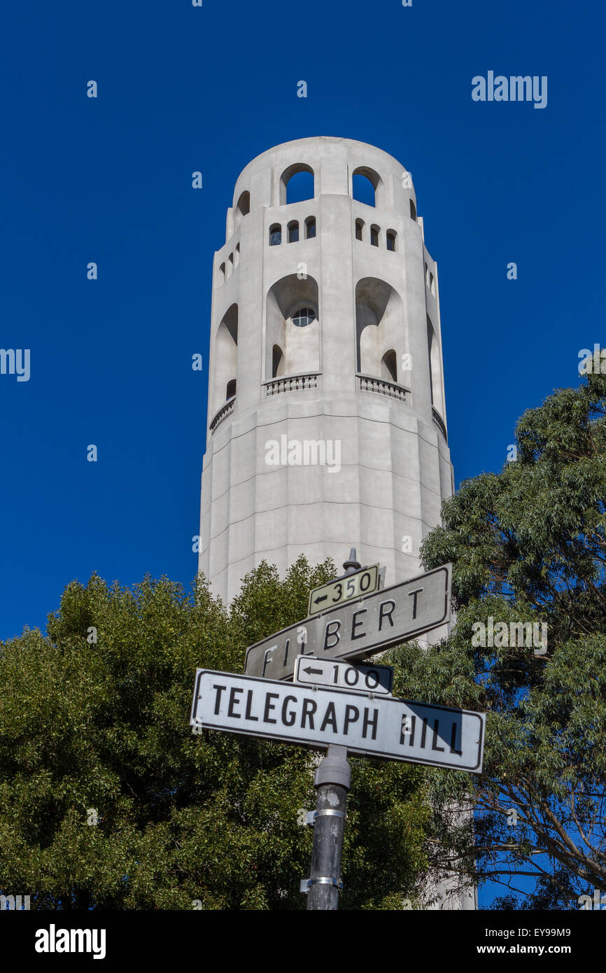 La Coit Tower située à San Francisco's Telegraph Hill est un monument qui sera visible dans toute la ville, San Francisco Californie , Banque D'Images