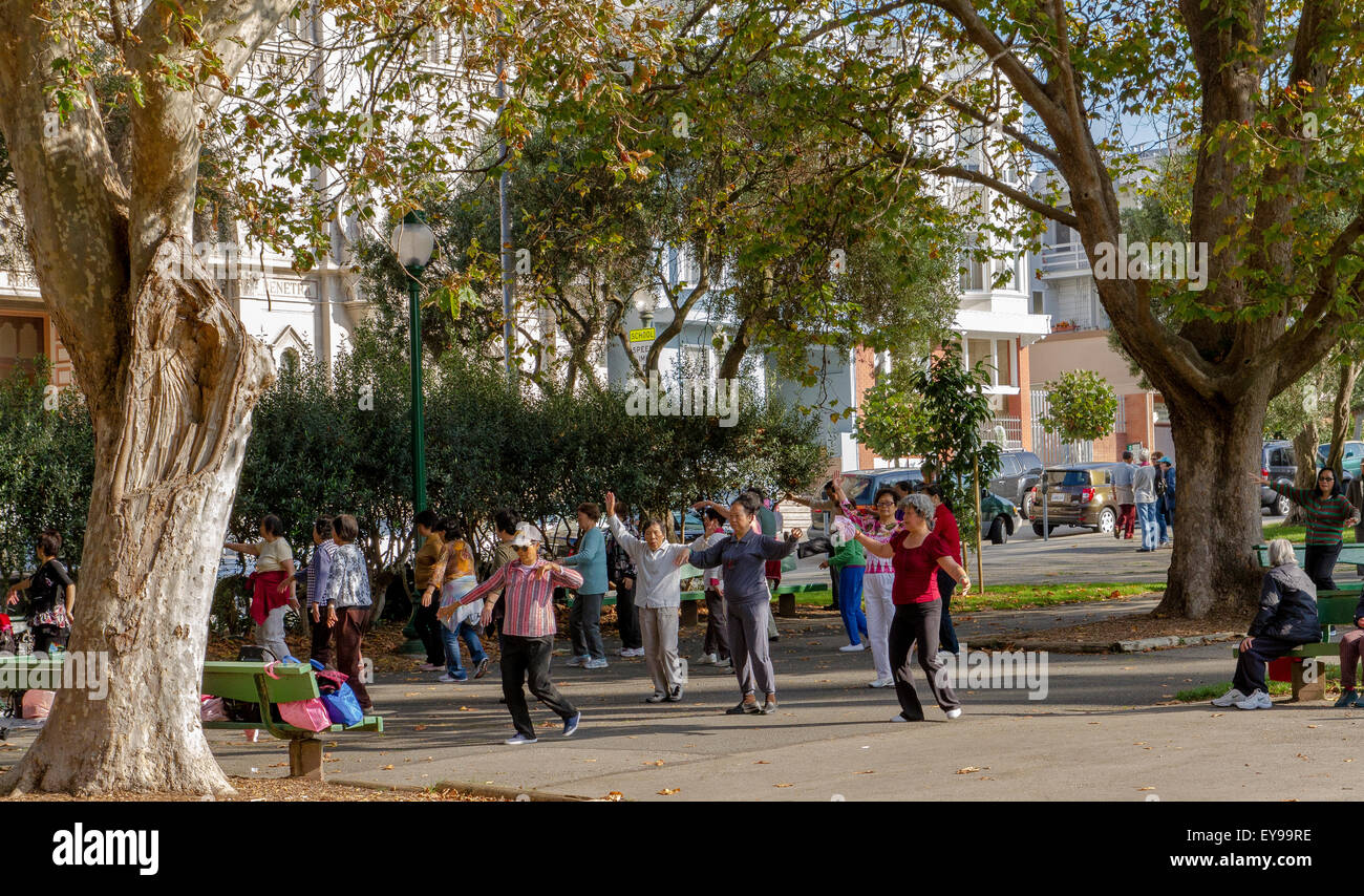 Résidents chinois locaux prenant part à un Tai Chi et un cours d'exercice et de fitness à Washington Square Park, San Francisco, Californie, Etats-Unis Banque D'Images