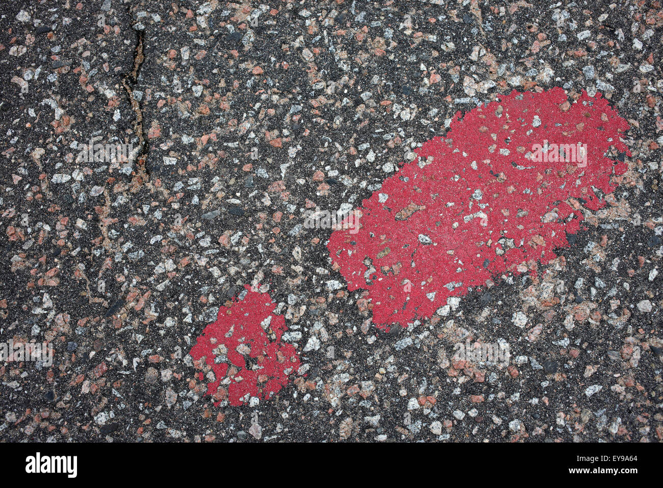 Empreinte rouge sur l'aire de Plage - esplanade - Aberdeen - Ecosse - UK ville Banque D'Images