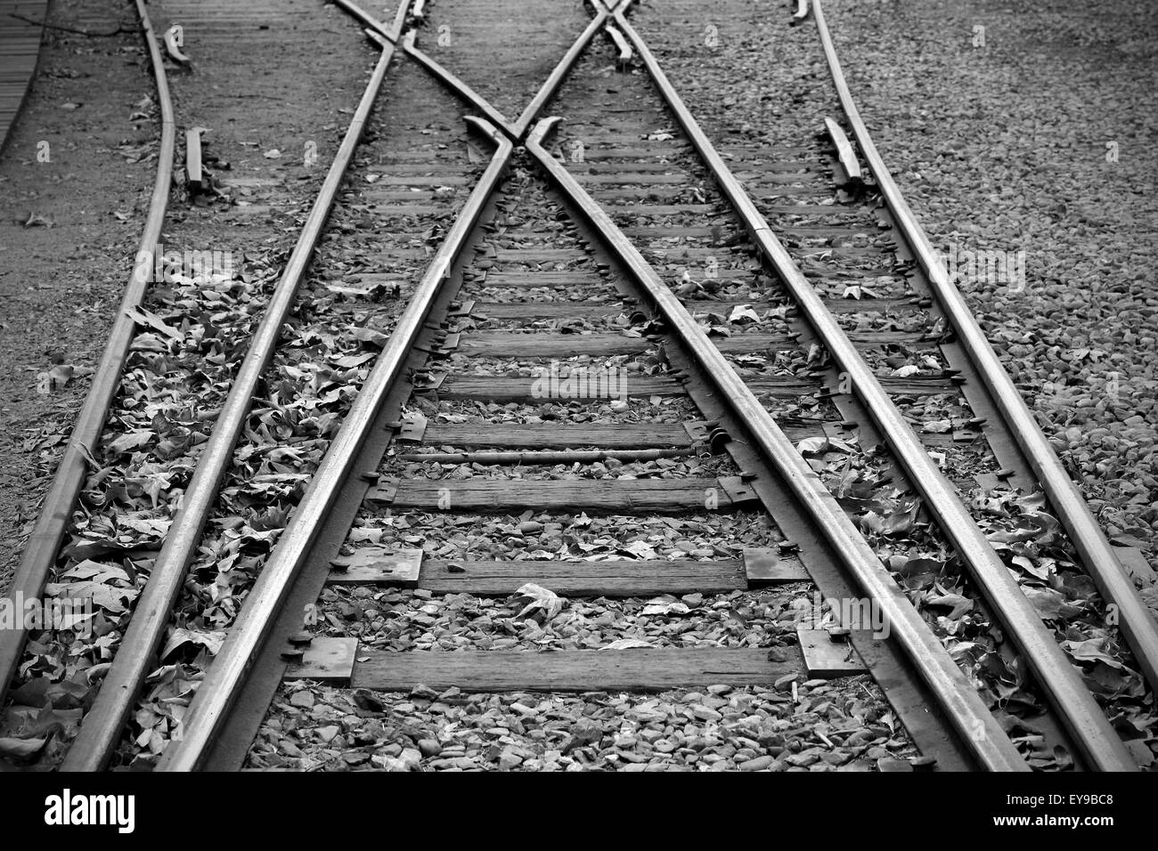 Photo en noir et blanc de l'ancienne voie ferrée Banque D'Images