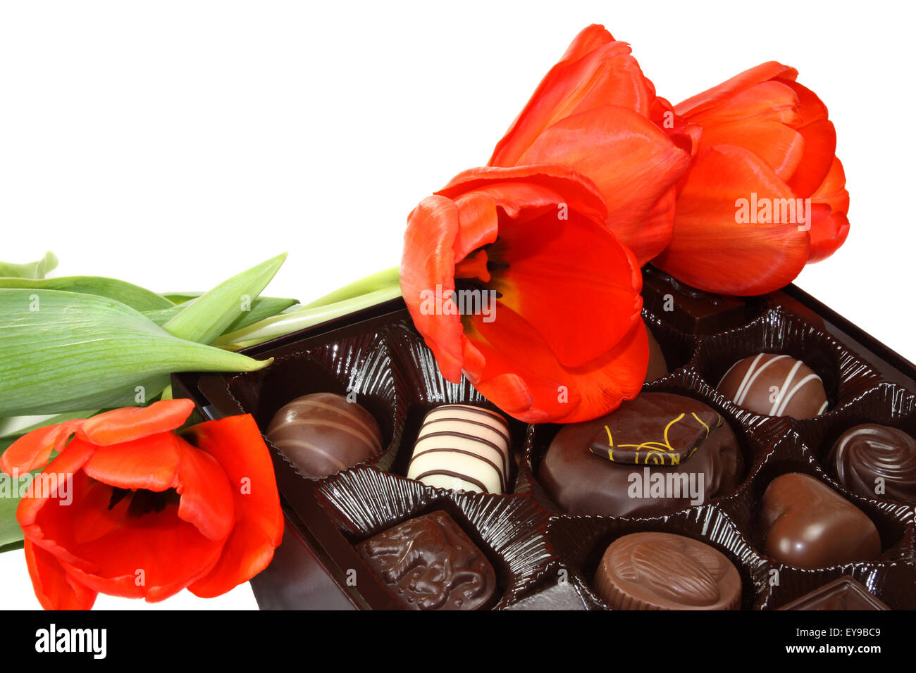 Tulipes rouges et une boîte de bonbons au chocolat Banque D'Images