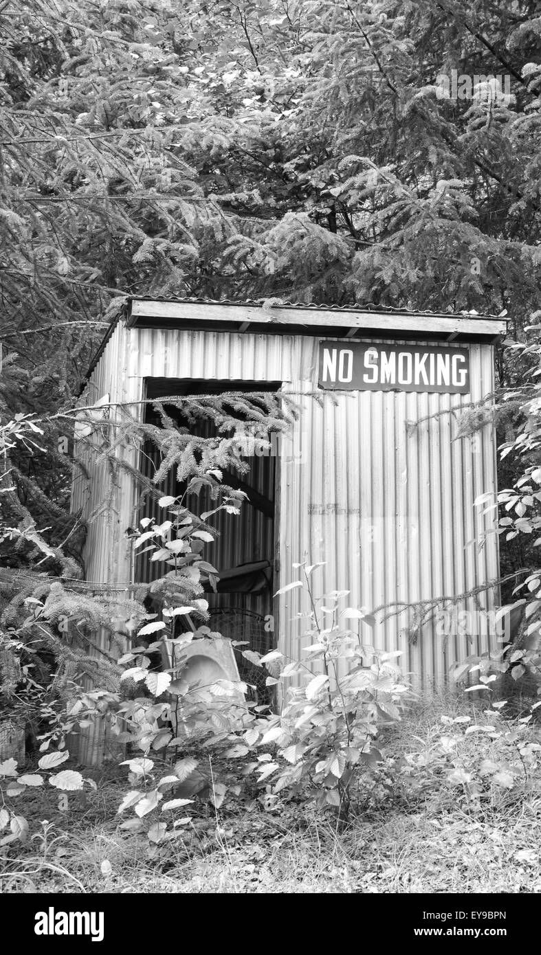 De l'Alaska Rural hangar avec 'non fumeurs' signe en noir et blanc. Banque D'Images