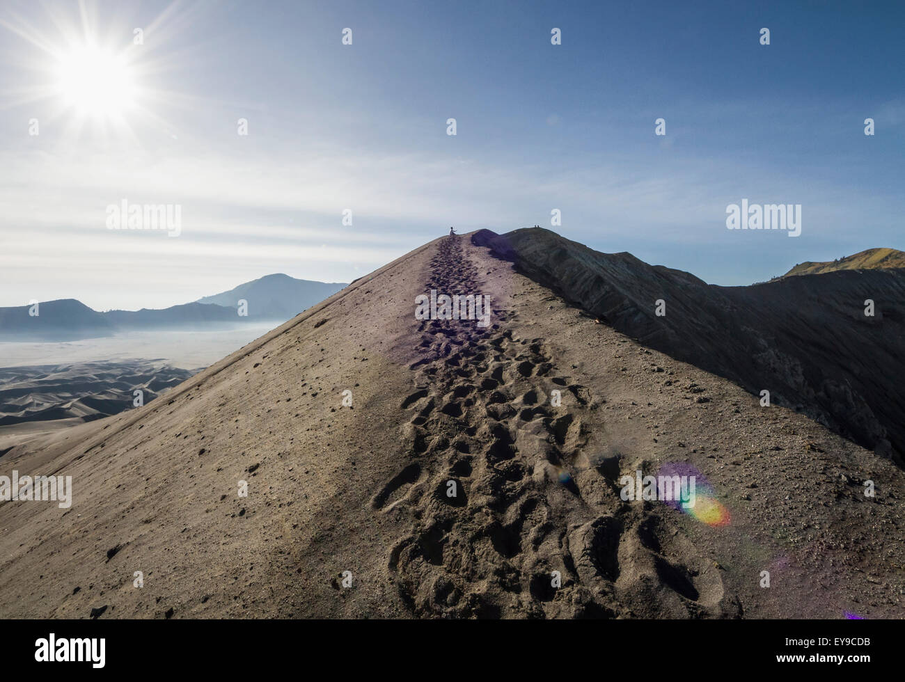 Bord du cratère du Mont Bromo, Parc National de Bromo Tengger Semeru, l'Est de Java, Indonésie Banque D'Images