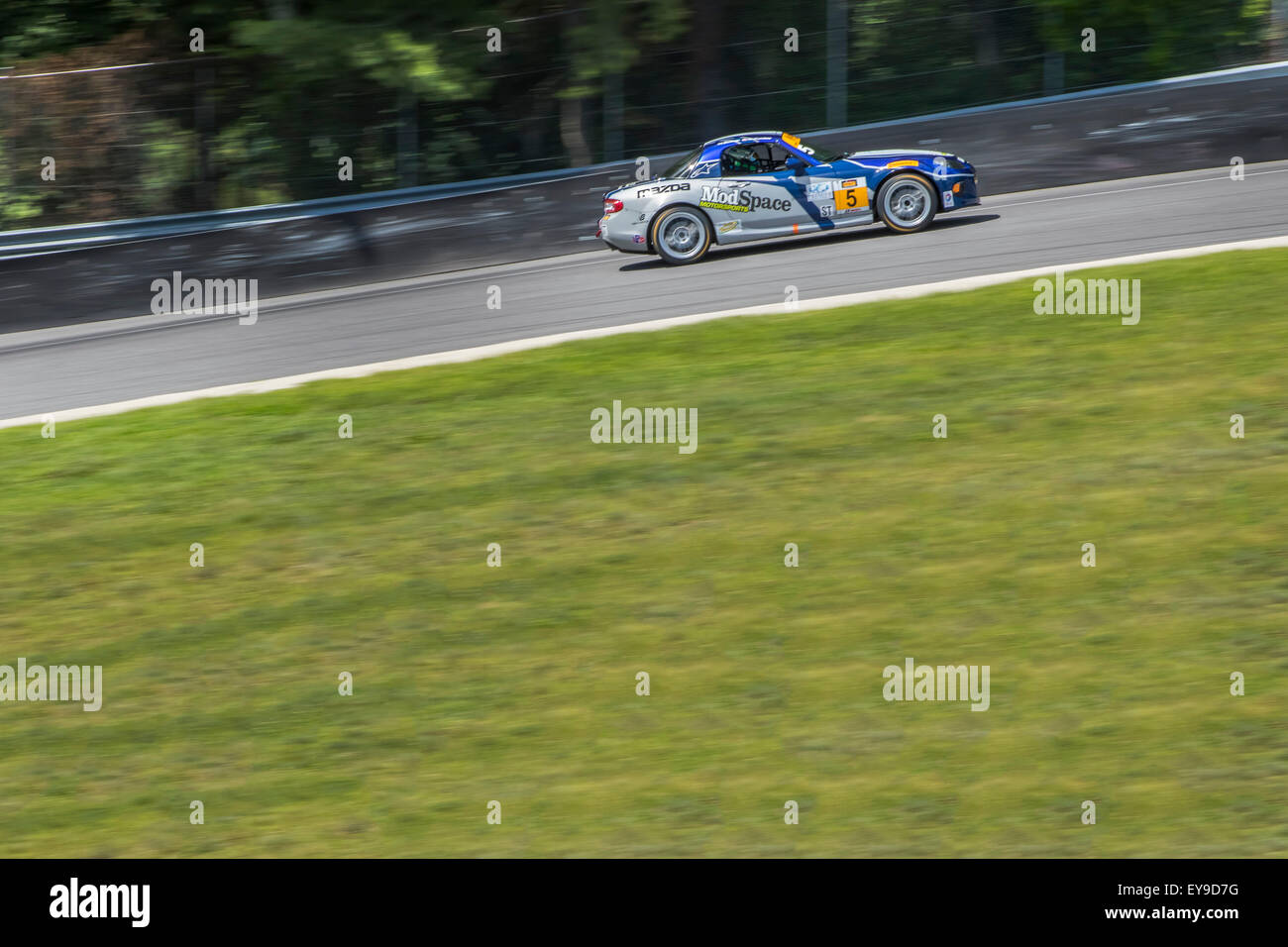 Lakeville, NY, USA. 24 juillet, 2015. Lakeville, NY - Oct 24, 2015 : la Mazda MX-5 CJ Wilson à travers les courses tourne à la voiture de sport de pneus Continental Défi à Lime Rock Park dans la région de Lakeville, NEW YORK. Credit : csm/Alamy Live News Banque D'Images