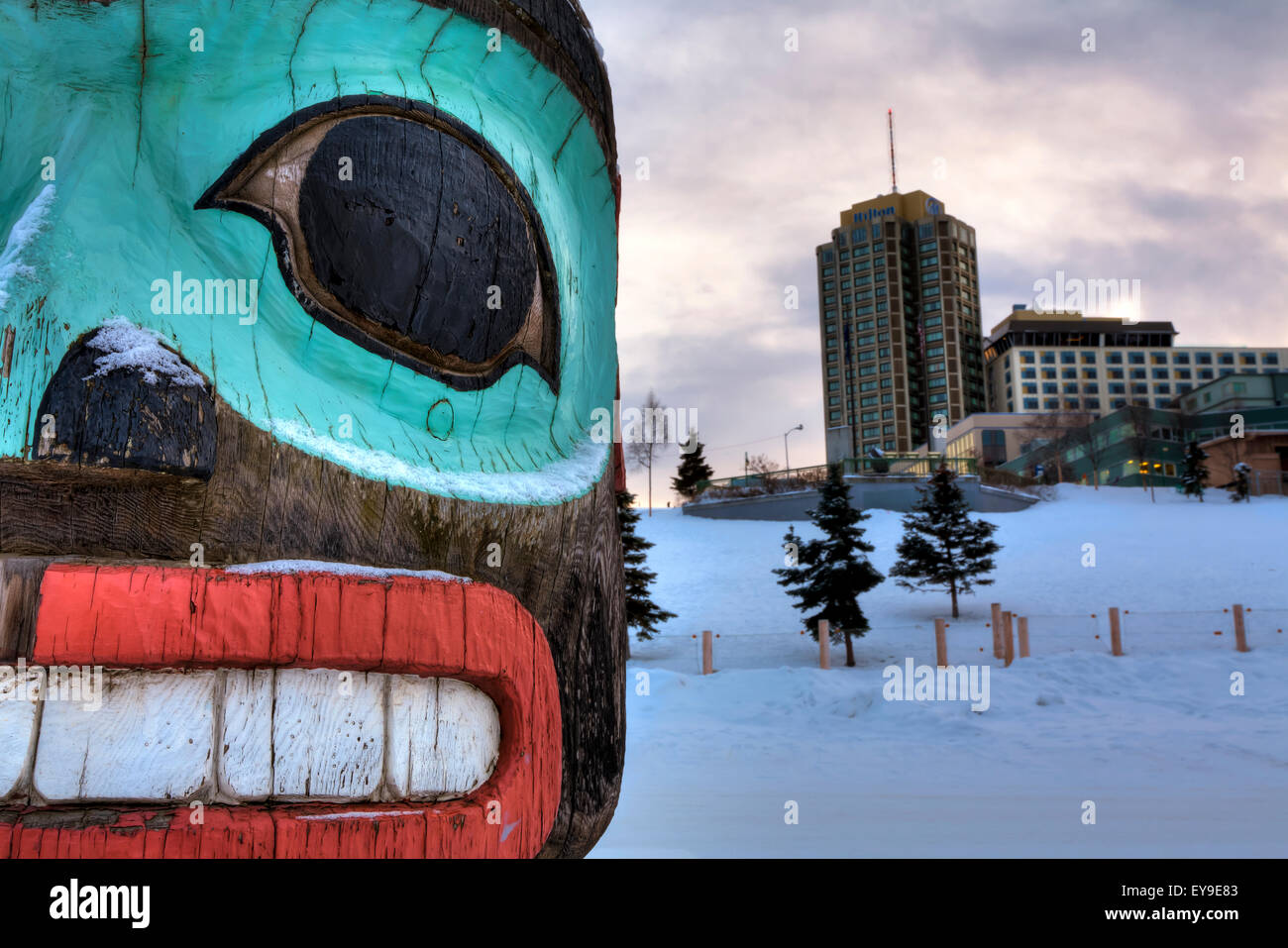 Close-up d'un totem avec l'hôtel Hilton à l'arrière-plan, Centre d'Anchorage, Southcentral Alaska, HDR Banque D'Images