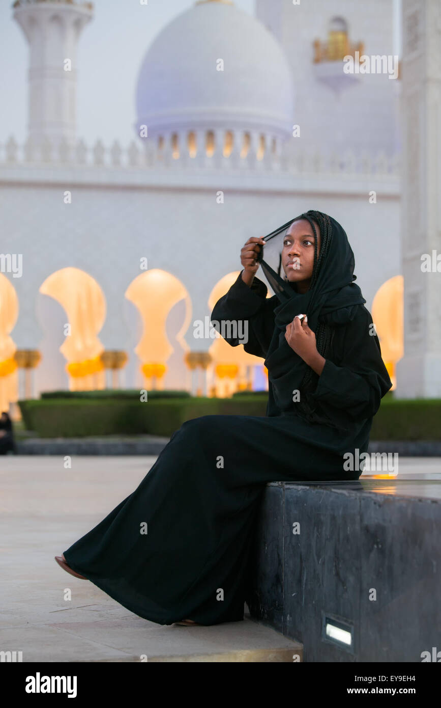 Femme musulmane à la Grande Mosquée Sheikh Zayed à Abu Dhabi, Émirats arabes unis Banque D'Images