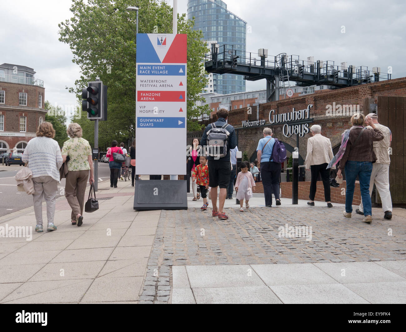 Ce qui permettra aux visiteurs de signes les directions jusqu'à l'America's Cup World Series événements autour de la ville de Portsmouth, Angleterre Banque D'Images