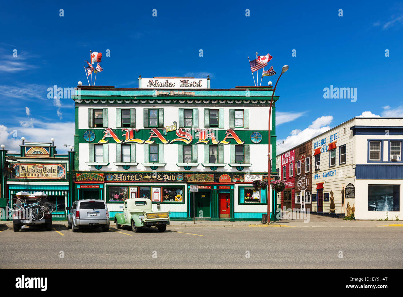 Hôtel Alaska & Pub, centre-ville de Dawson Creek, en Colombie-Britannique, au Canada, l'été Banque D'Images