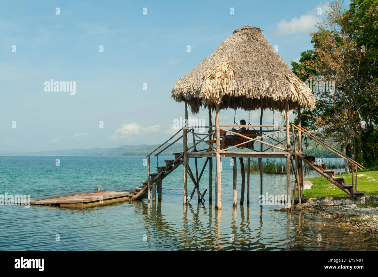 Cabana sur le lac Peten Itza, près de Flores, Guatemala Banque D'Images