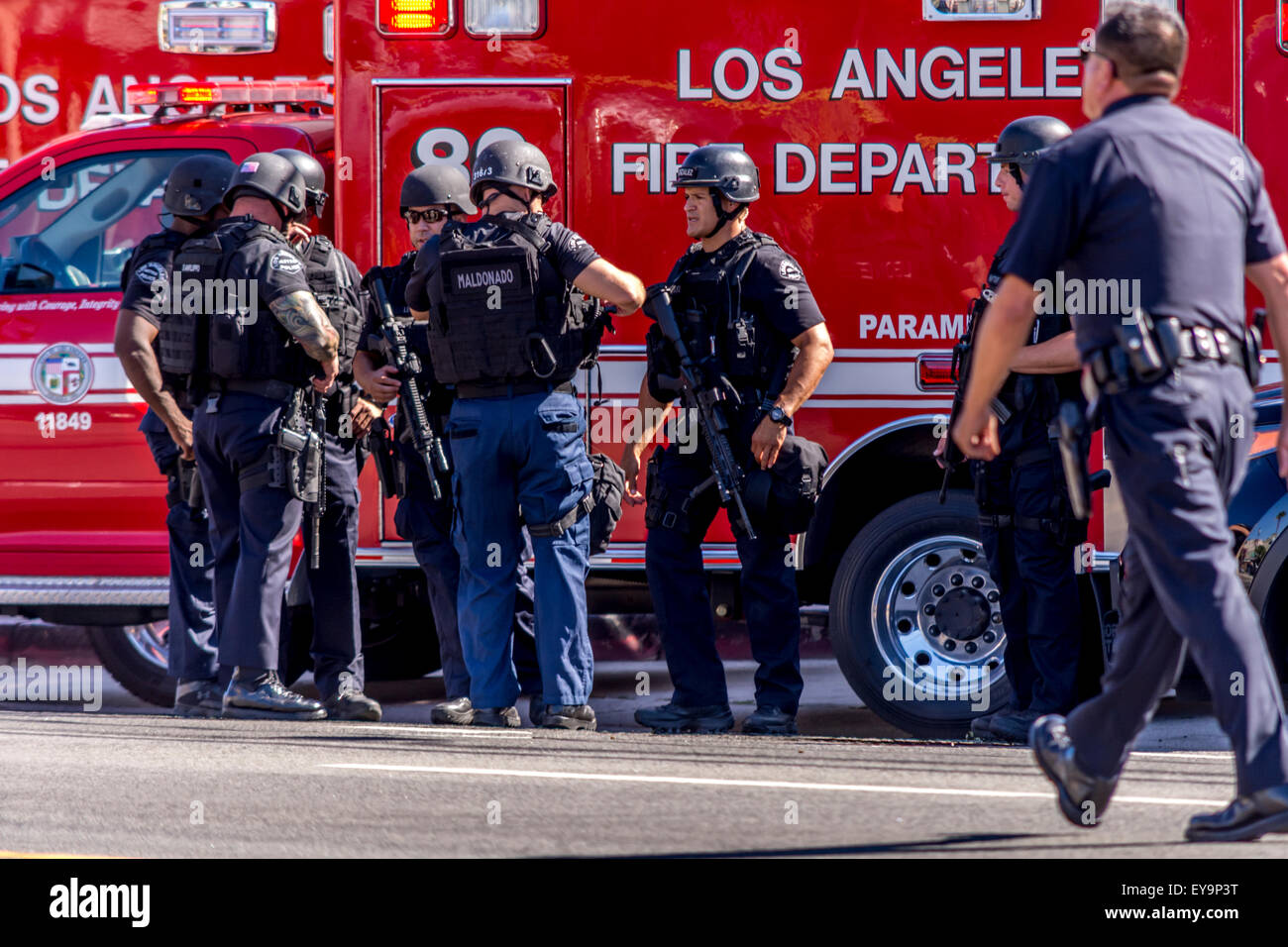 Los Angeles, Californie, USA. 24 juillet, 2015. Los Angeles Metro Police offiders lors d'agent en cause que la prise de morts suspectes de gauche. Credit : Chester Brown/Alamy Live News Banque D'Images