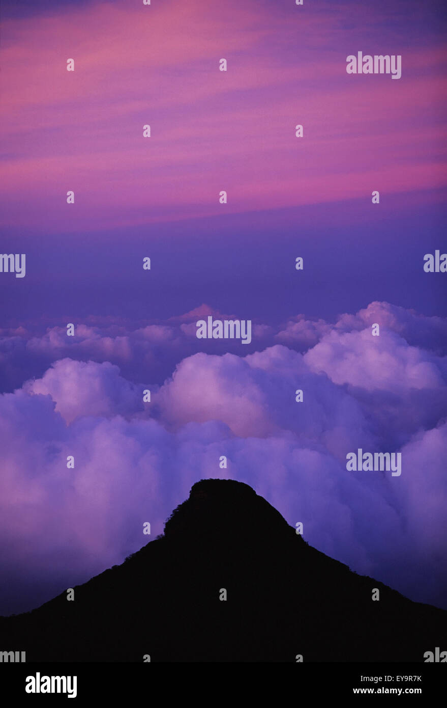 La vue du sommet d'Adams Peak au coucher du soleil Banque D'Images