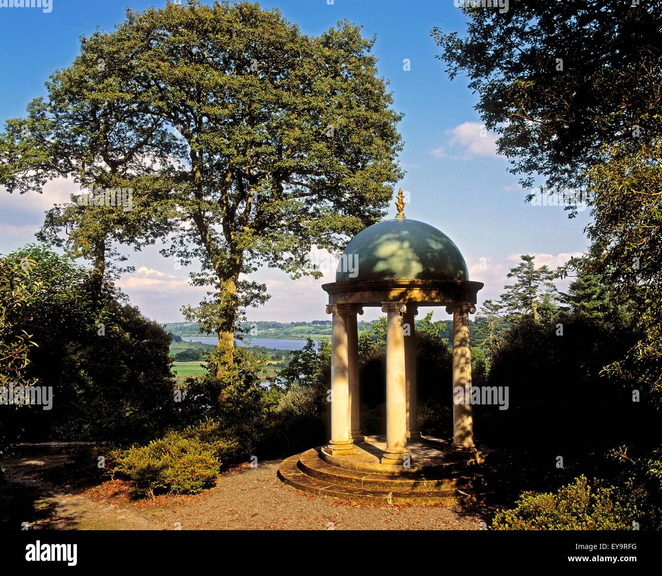 Petit Temple, surplombant la rivière Suir, Mount Congreve, Co Waterford, Ireland Banque D'Images