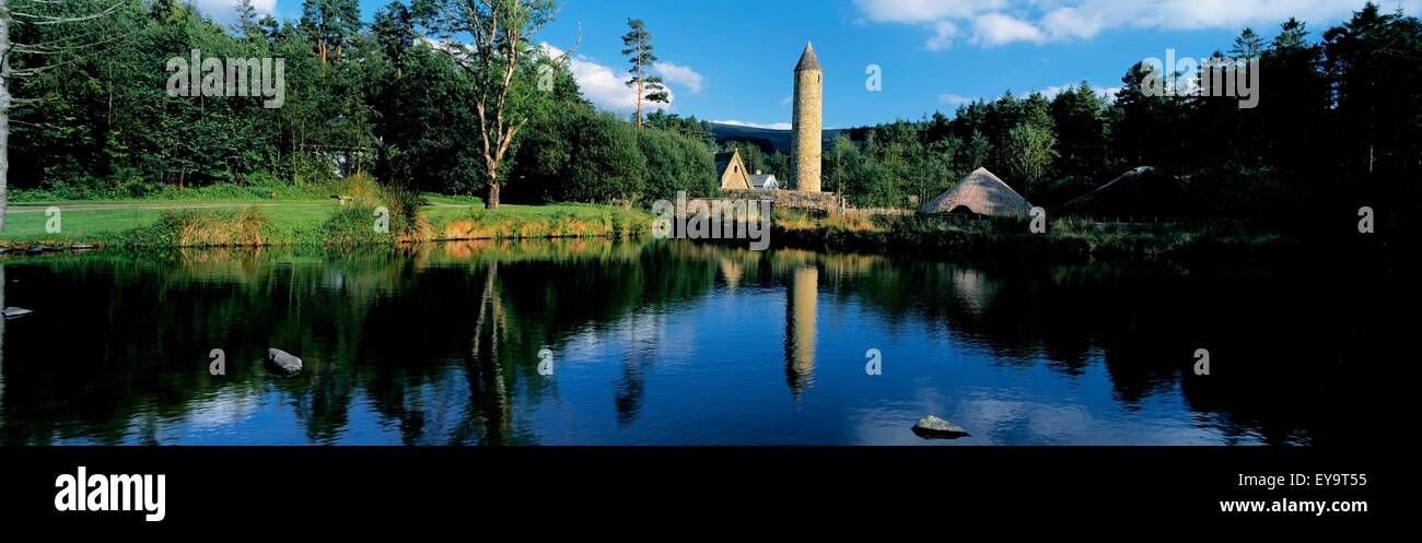 Tower près d'un lac, Tour Ronde, l'histoire de l'Ulster Park, Omagh, dans le comté de Tyrone, Irlande du Nord Banque D'Images