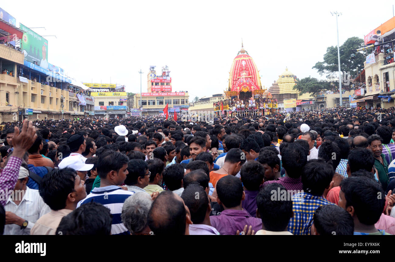 Puri, Inde. 18 juillet, 2015. Au milieu d'un niveau de sécurité, les objectifs du millénaire d'abord ?s Nabakalebar Rath Yatra de Lord Jagannath a eu lieu ici le 18 juillet, Samedi à Puri avec ferveur religieuse, l'enthousiasme. Plus de 30 lakhs ou 3 millions de pèlerins ont assisté à ce festival. Le Nabakalebera ou nouveau corps de 'Chaturddhamurati'(les quatre divinités) a eu lieu après 19e année qui est la dernière a eu lieu en 1996. Foule immense devant char de Thierry des NANDIGHOSHA GARUDADHWAJA -/KAPIDHWAJA /. © Saikat Paul/Pacific Press/Alamy Live News Banque D'Images