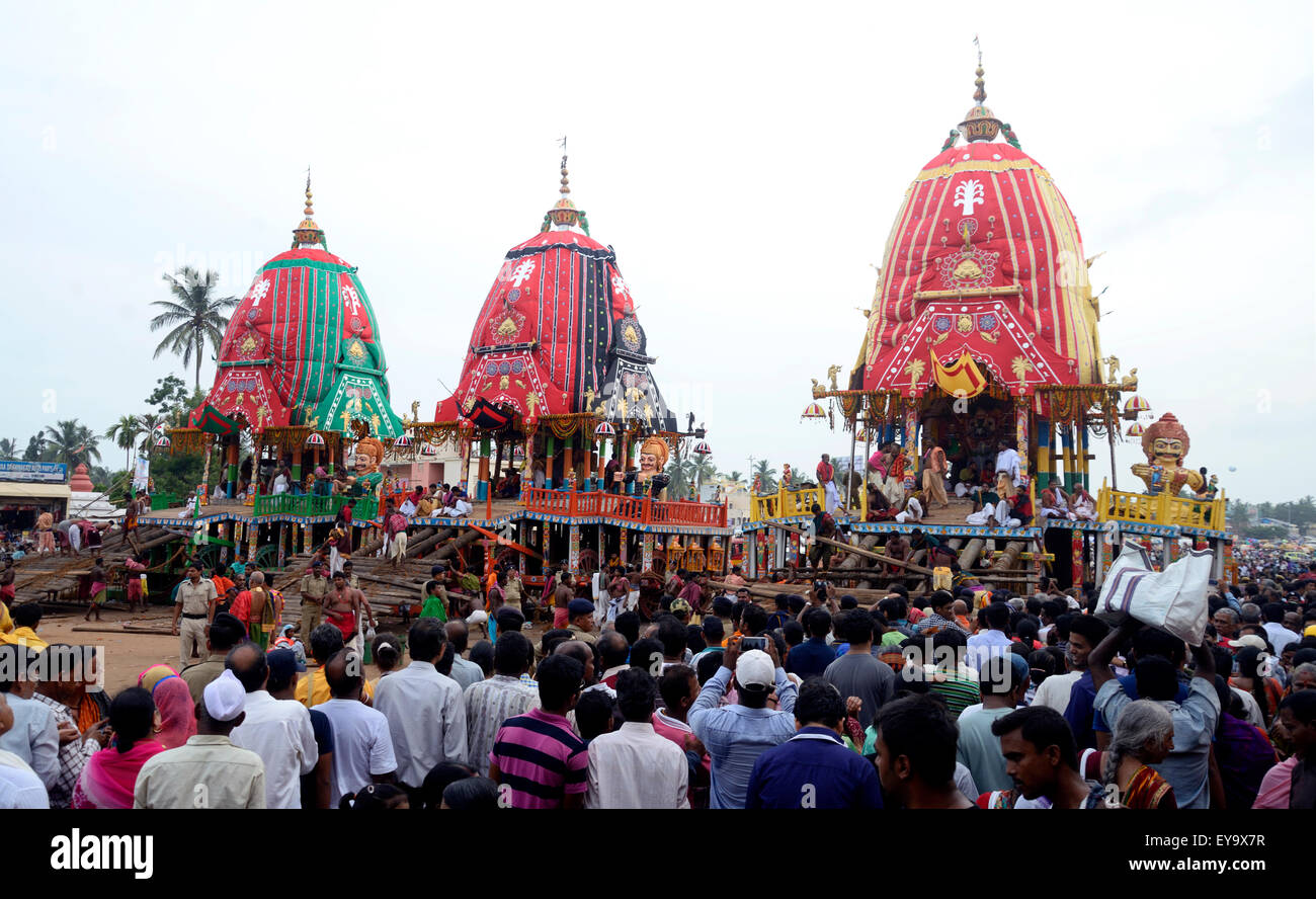 Puri, Inde. 20 juillet, 2015. Au milieu d'un niveau de sécurité, les objectifs du millénaire d'abord ?s Nabakalebar Rath Yatra de Lord Jagannath a eu lieu ici le 18 juillet, Samedi à Puri avec ferveur religieuse, l'enthousiasme. Plus de 30 lakhs ou 3 millions de pèlerins ont assisté à ce festival. Le Nabakalebera ou nouveau corps de 'Chaturddhamurati'(les quatre divinités) a eu lieu après 19e année qui est la dernière a eu lieu en 1996. Foule se rassembler devant Ratha à soir. © Saikat Paul/Pacific Press/Alamy Live News Banque D'Images