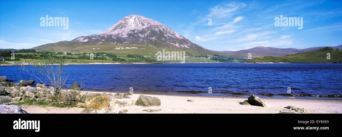 Lough Dunlewy, Errigal Mountain, Co Donegal, Irlande ; Lake avec vue sur la montagne dans la distance Banque D'Images