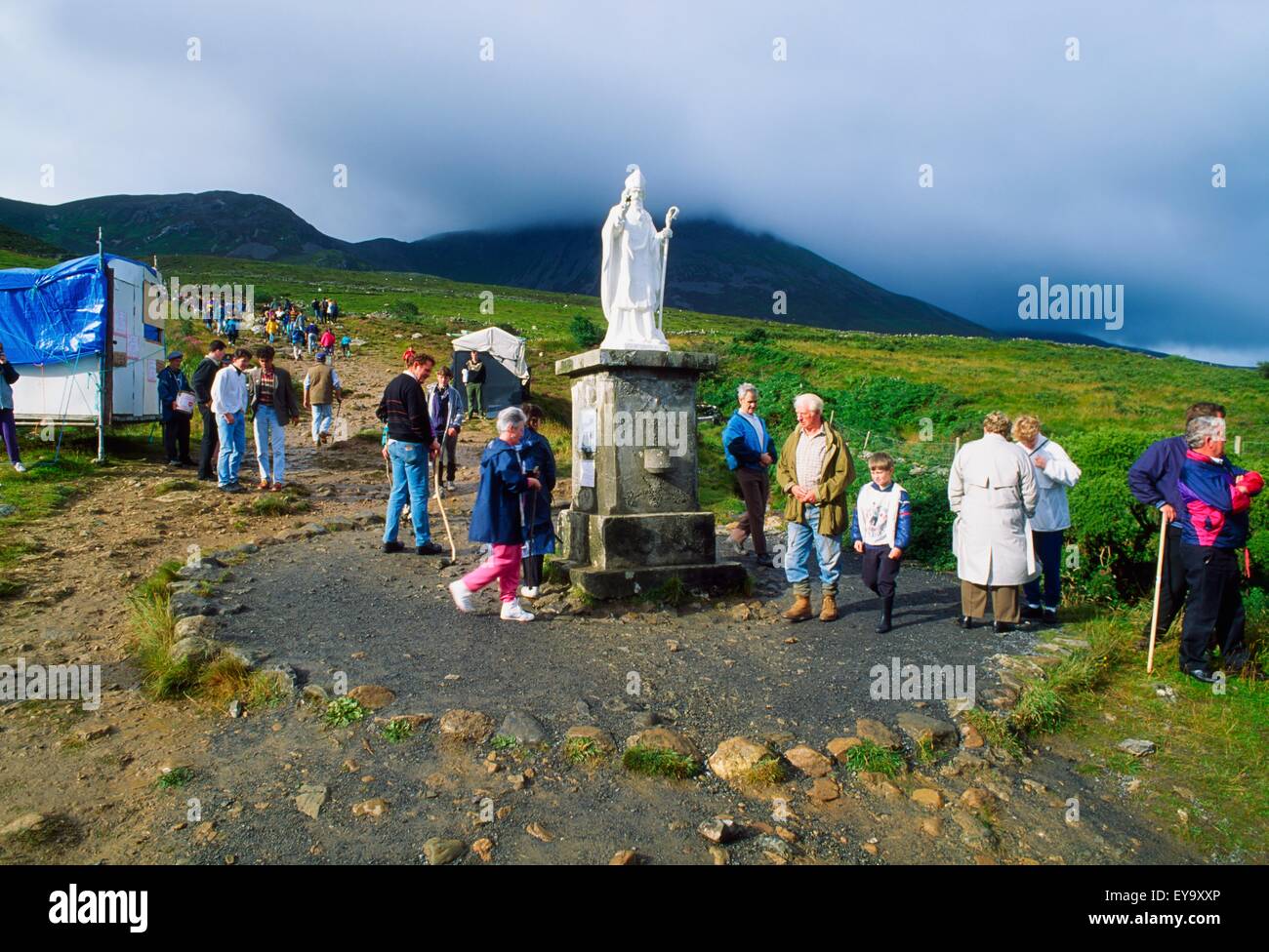 Croagh Patrick, Mayo, Irlande ; Personnes en pèlerinage à la première station Banque D'Images