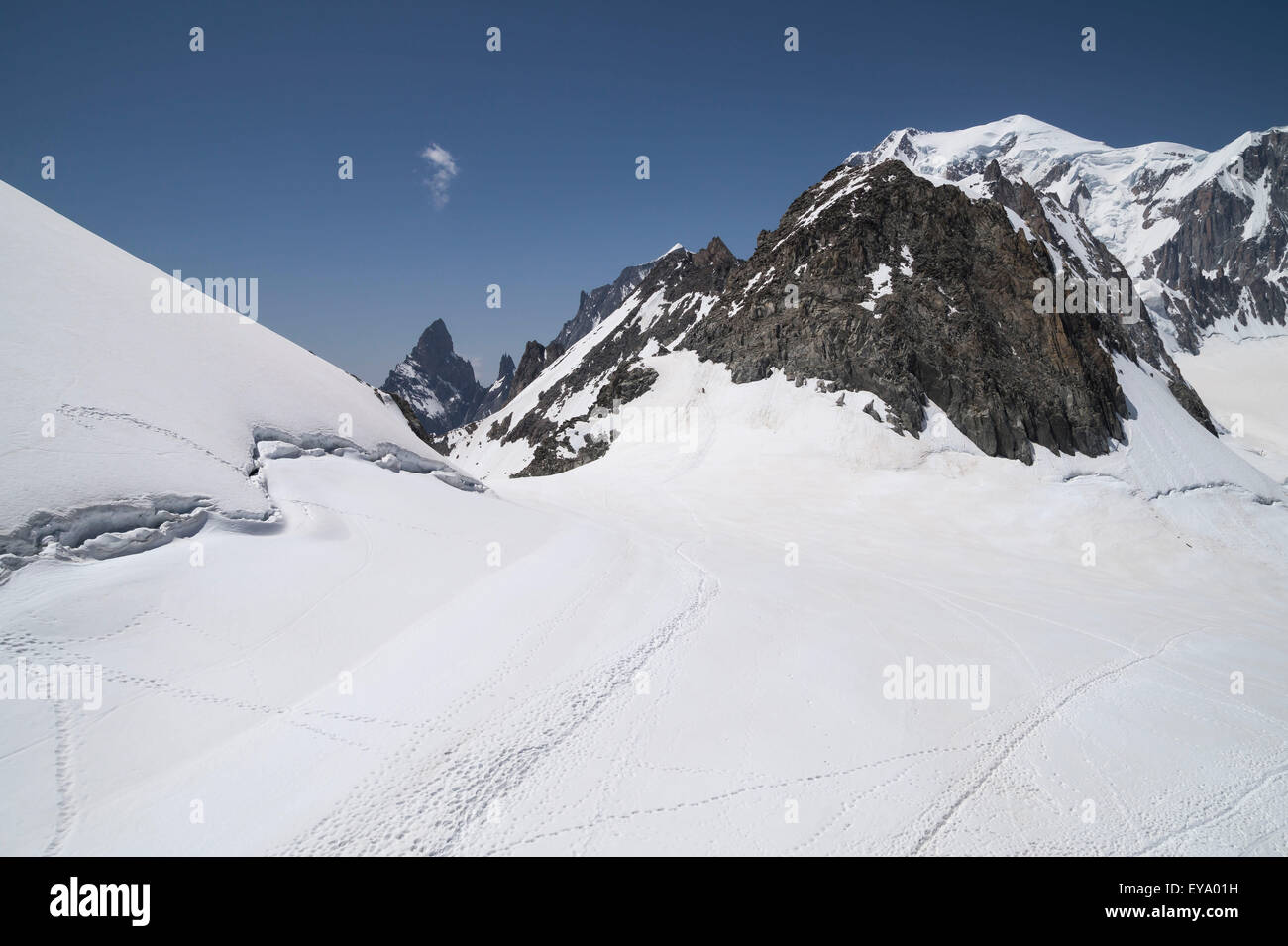 Vue du mont blanc le plus haut sommet d'europe Banque de photographies — free download