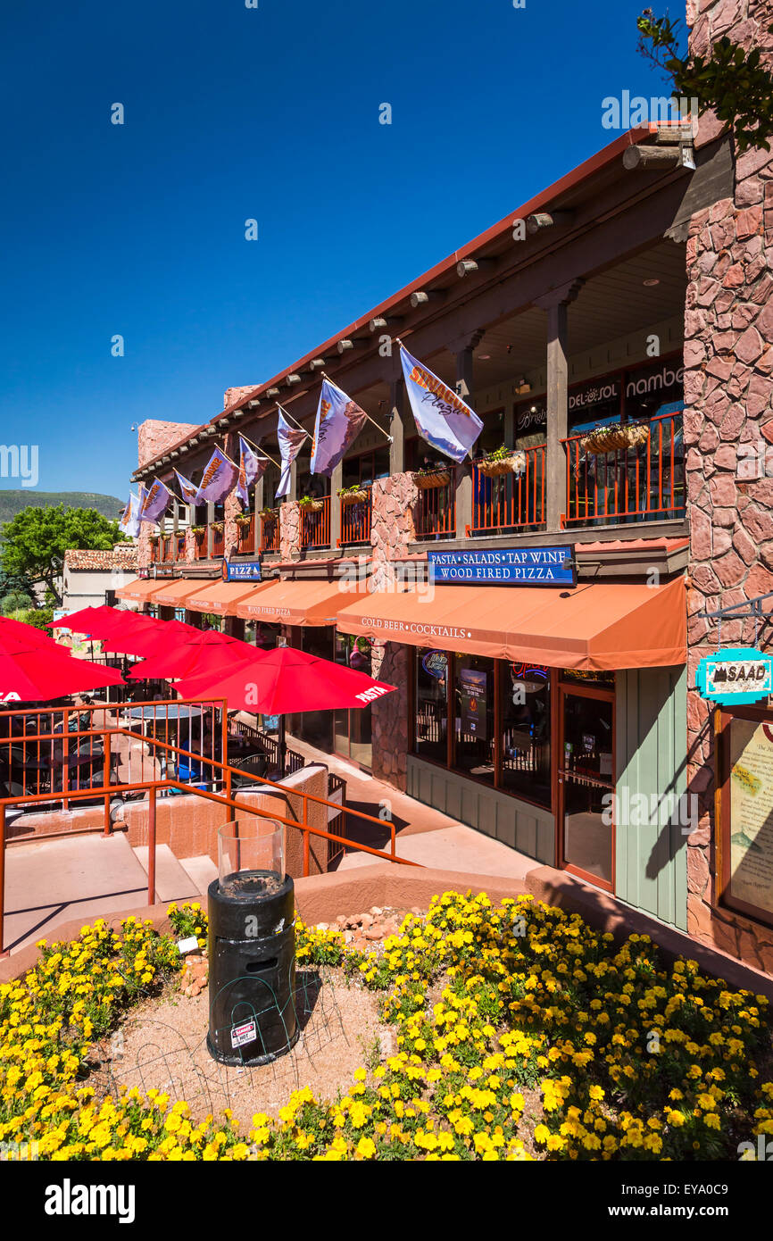 Une rue du centre-ville avec ses boutiques et magasins dans Sedona, Arizona, USA. Banque D'Images