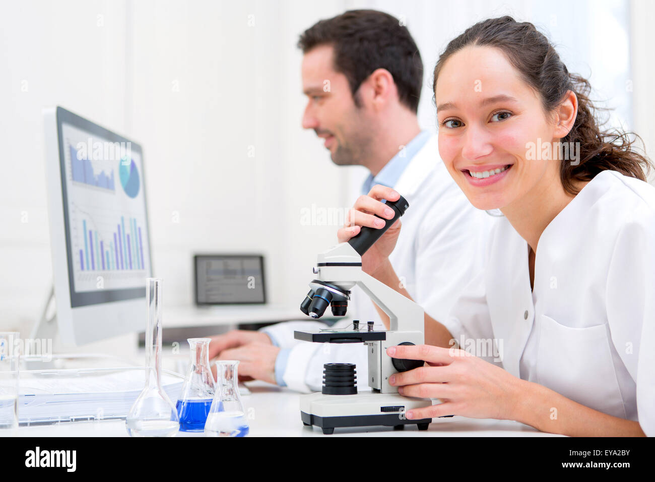 Vue d'une jeune femme séduisante travaillant dans un laboratoire Banque D'Images