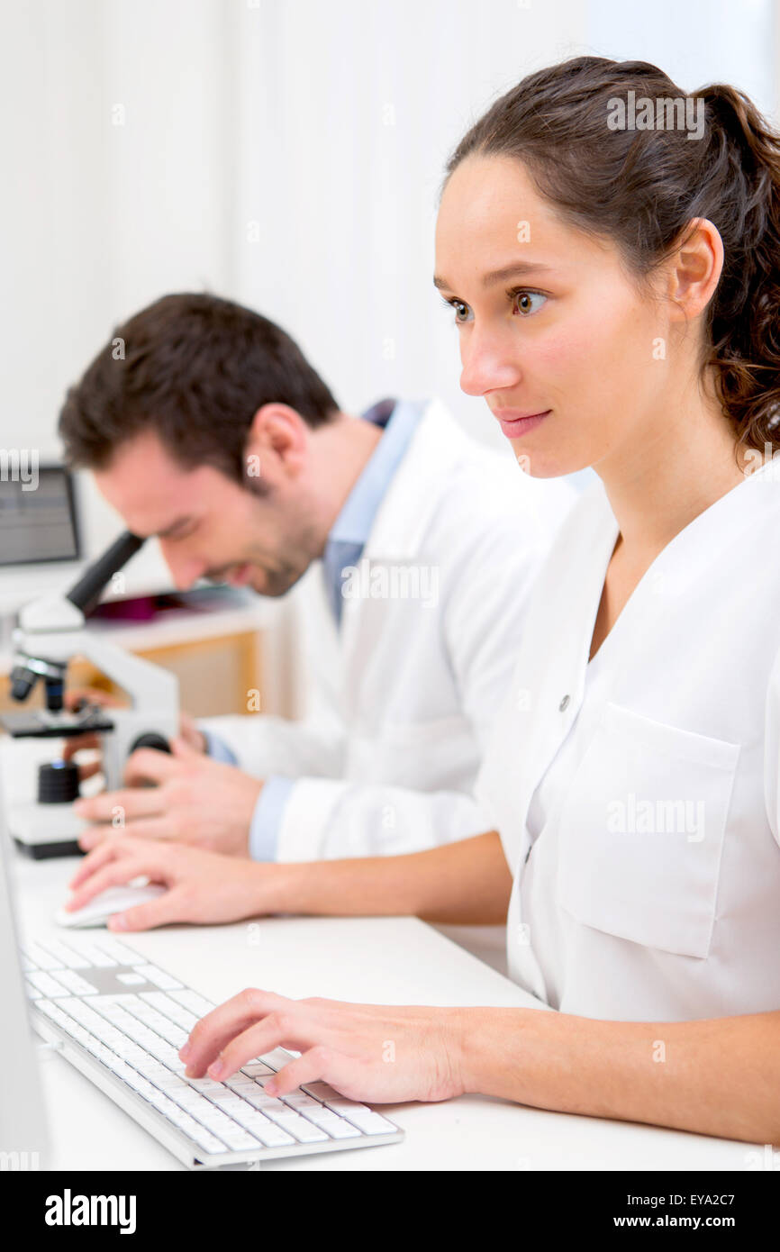 Avis d'un scientifique et son assistant dans un laboratoire Banque D'Images