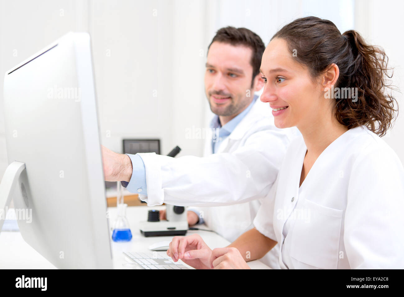Avis d'un scientifique et son assistant dans un laboratoire Banque D'Images