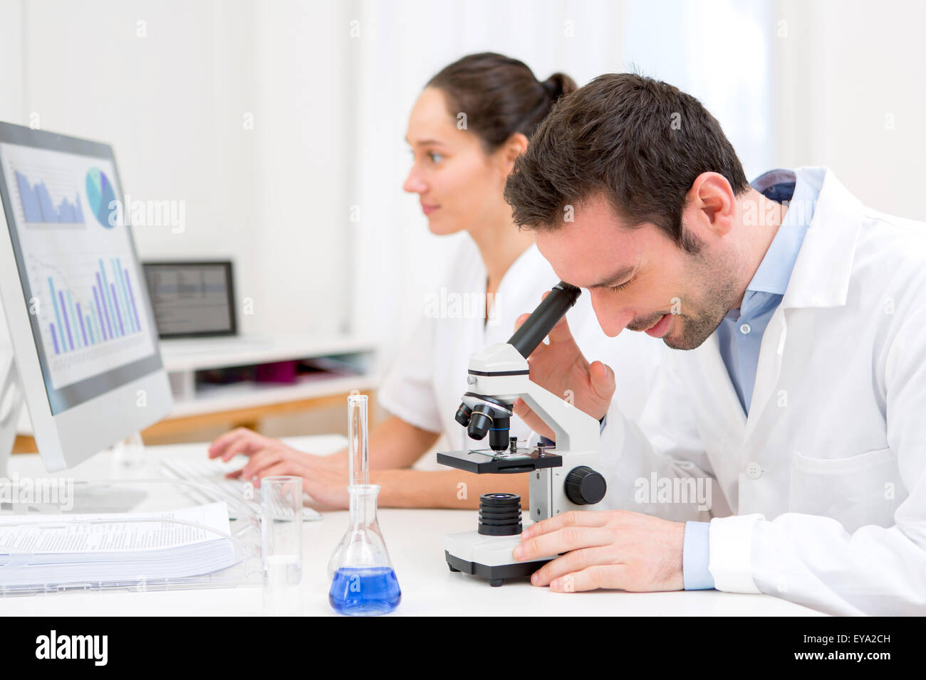 Avis d'un scientifique et son assistant dans un laboratoire Banque D'Images