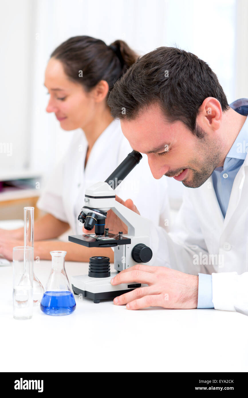 Avis d'un scientifique et son assistant dans un laboratoire Banque D'Images