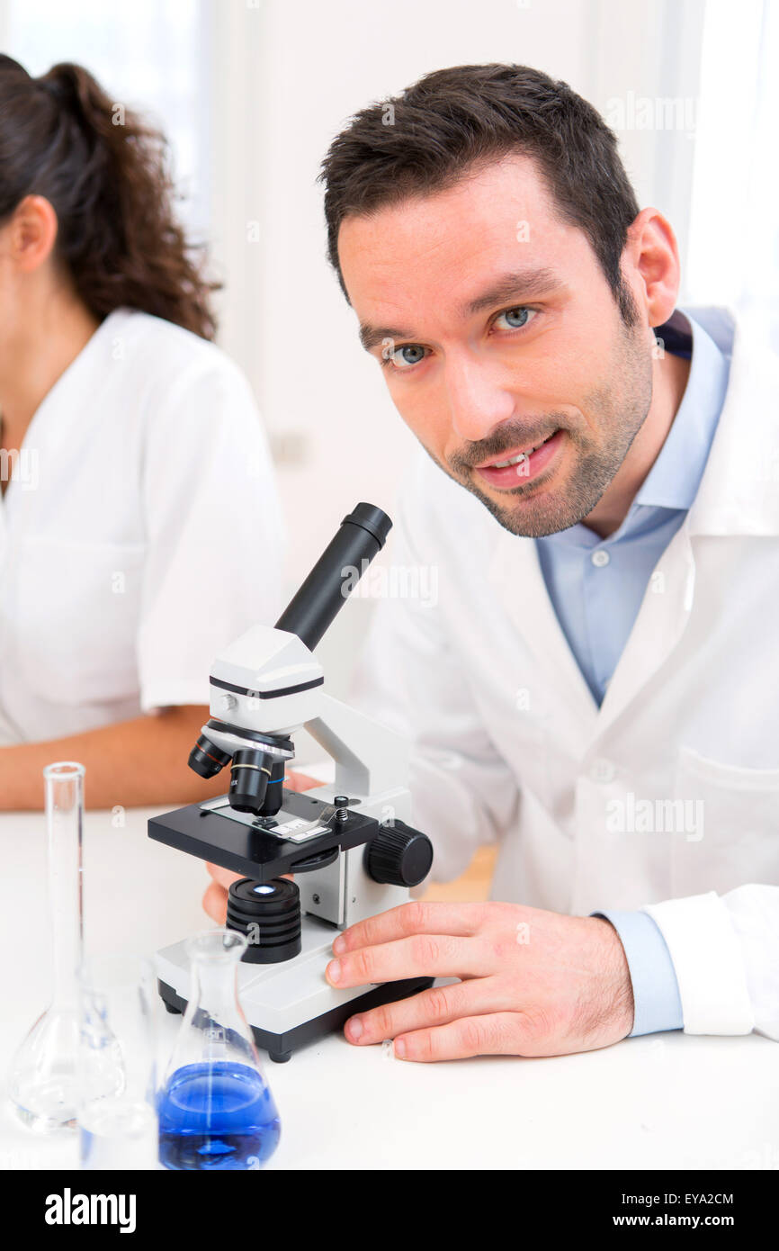 Avis d'un scientifique et son assistant dans un laboratoire Banque D'Images