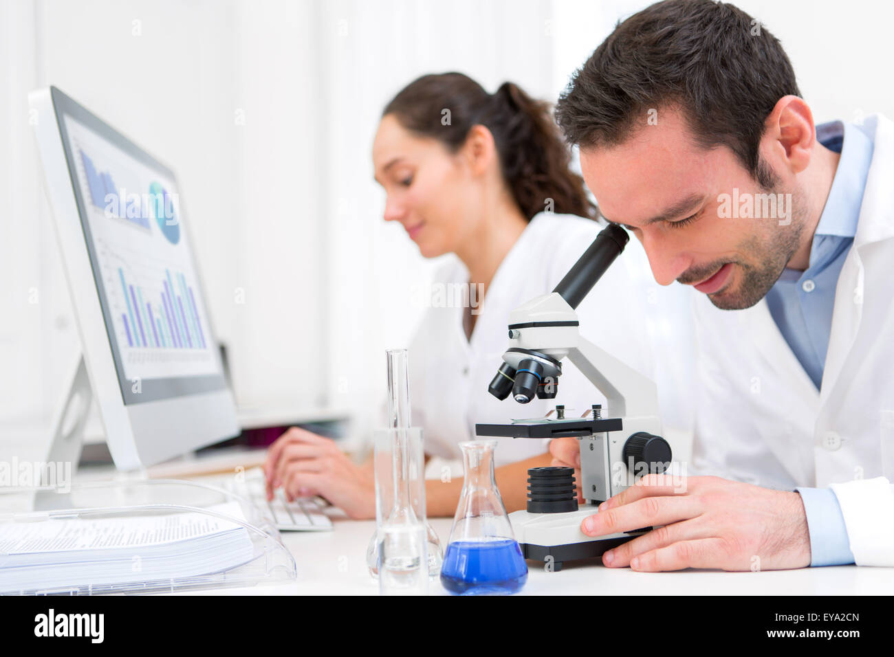 Avis d'un scientifique et son assistant dans un laboratoire Banque D'Images