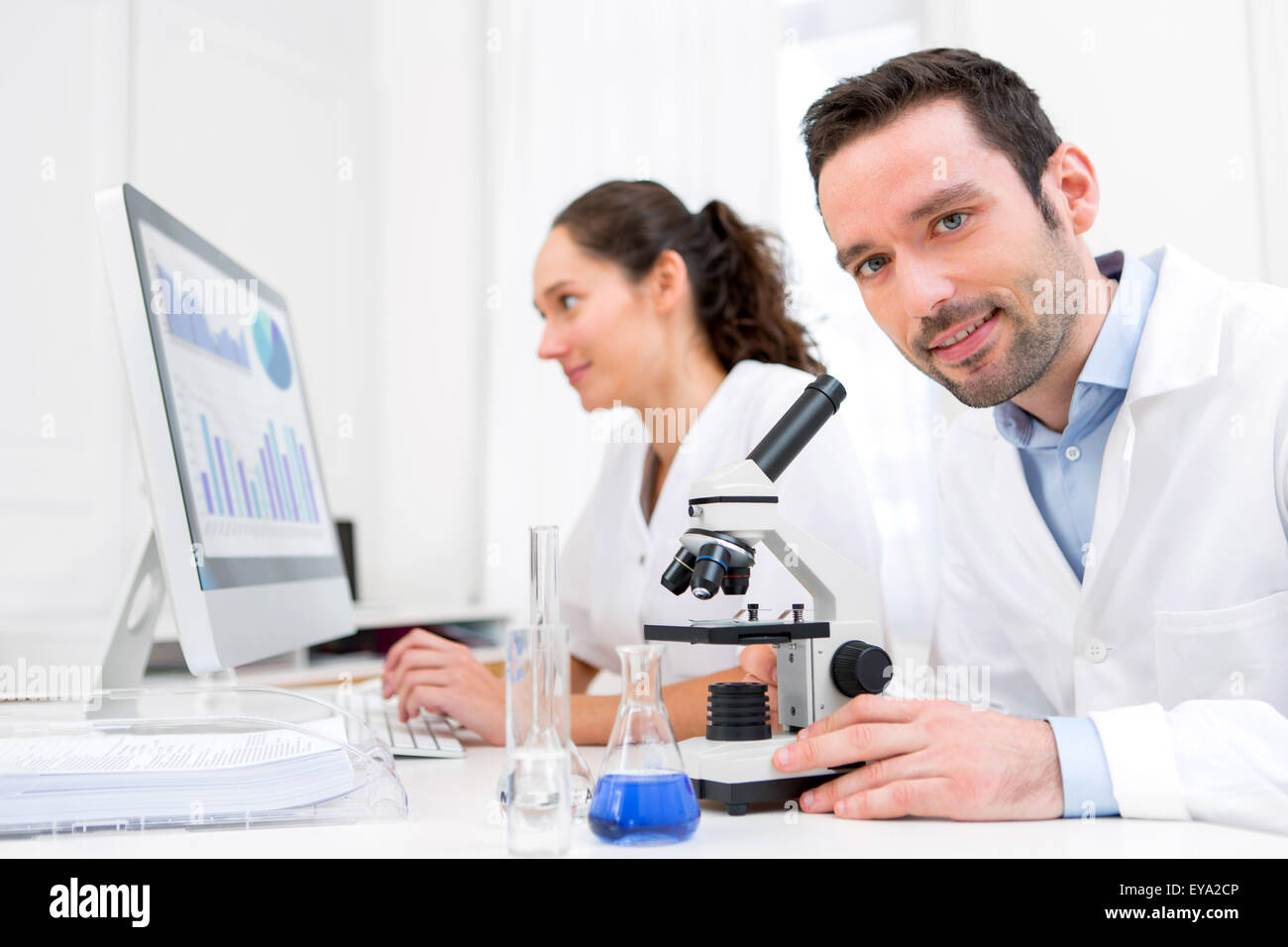 Avis d'un scientifique et son assistant dans un laboratoire Banque D'Images